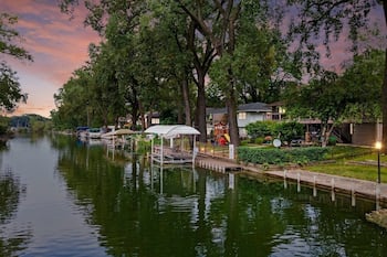 Lake Monona Waterfront + HOT TUB + Game Room