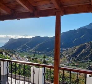 Blick auf das Tal, das Meer und die Nachbarinsel Teneriffa mit dem Teidegipfel