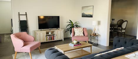 Spacious living room with games and books, plus a Smart TV.