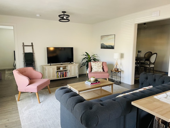 Spacious living room with games and books, plus a Smart TV.