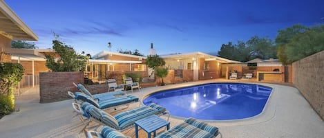 Amazing pool photo at twilight