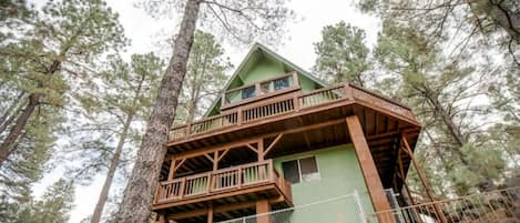 Beautiful cabin  on half acre lot overlooking amazing Canyon and Mountain Views