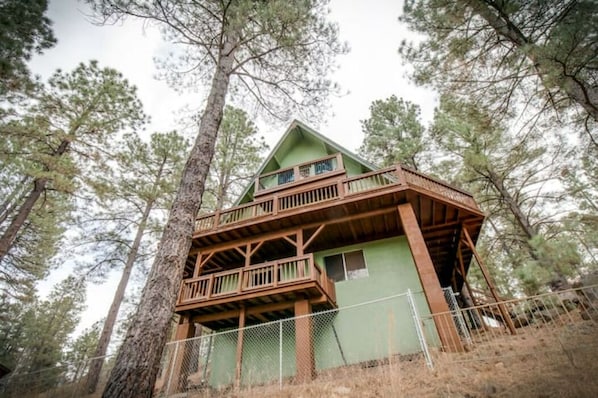 Beautiful cabin on half acre lot overlooking amazing Canyon and Mountain Views