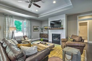 Living Room | Smart TV | Gas Fireplace | DVD Player | Board Games