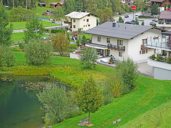 Pflanze, Eigentum, Gebäude, Grün, Wasser, Natürliche Landschaft, Haus, Baum, Grundstueck, Die Architektur