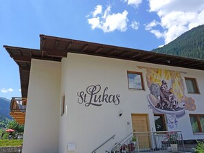 Nube, Cielo, Agua, Montaña, Edificio, Tierras Altas, Árbol, Cuerpo De Agua, Ventana, Lago