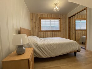 bedroom w full bed
