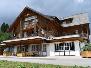 Ciel, Nuage, Plante, Bâtiment, Fenêtre, Maison, Porche, Bois, Arbre, Zone Résidentielle