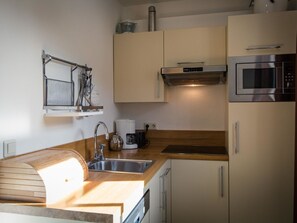 Cabinetry, Evier, Comptoir, Évier, Propriété, Meubles, Robinet, Cuisine, Luminaire Plomberie, Bois