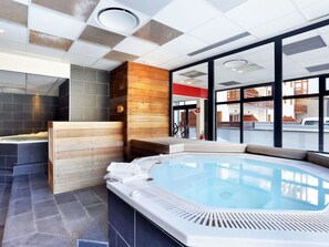 Eigentum, Gebäude, Wasser, Schwimmbad, Die Architektur, Interior Design, Beleuchtung, Badewanne, Fussboden, Holz