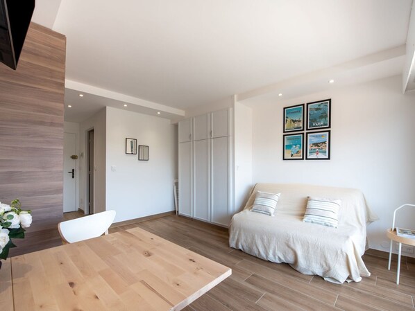 Gebäude, Möbel, Fenster, Holz, Schatten, Komfort, Interior Design, Pflanze, Fussboden
