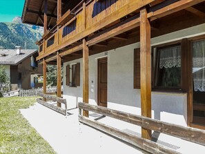 Building, Window, Plant, Wood, Shade, House, Slope, Residential Area, Siding, Facade