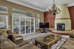 Main Living room - Fireplace - TV