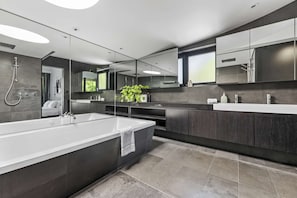 CT upstairs master bedroom ensuite