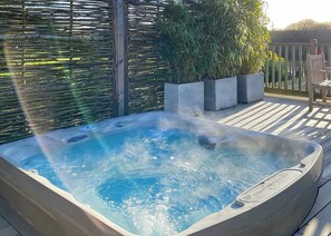 Woodpecker Cottage - Yare View Holiday Cottages, Brundall, Norwich
