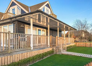 Woodpecker Cottage - Yare View Holiday Cottages, Brundall, Norwich