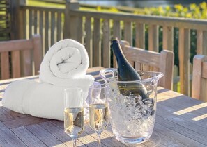 Woodpecker Cottage - Yare View Holiday Cottages, Brundall, Norwich