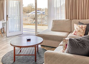 Nightingale Cottage - Yare View Holiday Cottages, Brundall, Norwich