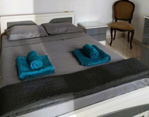 Double bed with linens.