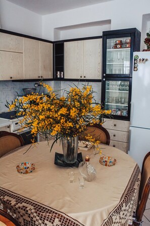 Dining area in the kitchen with chairs