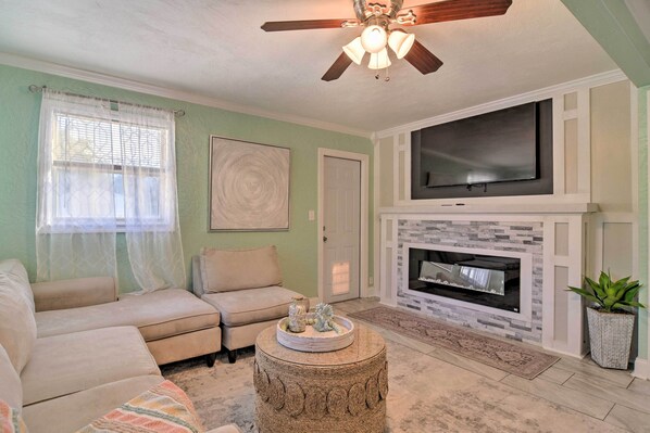 St. Petersburg Vacation Rental | 2BR | 1.5BA | 1 Step Required | 1,104 Sq Ft