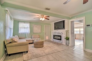Living Room | Free WiFi | Central A/C | 3 Smart TVs w/ Roku | Electric Fireplace