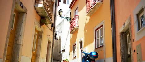 Typische Straße des alten Lissabon