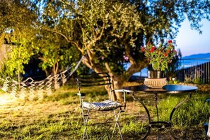 Take a breath of fresh air in your exterior common sitting area