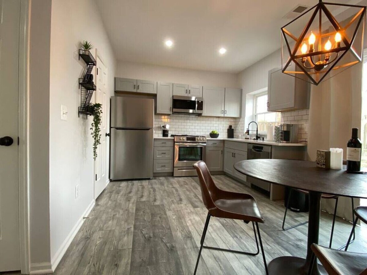 Contemporary 2 BEDR, 2 LVL Home, Designer Kitchen, Office + 1 Gig Internet Speed ⚡