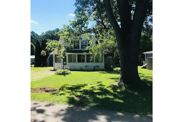 Ample parking in drive or front lawn(seasonal & weather dependent)