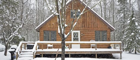 Welcome to your Woodland Escape! Classic Northwoods cabin just a short stroll from the big lake.