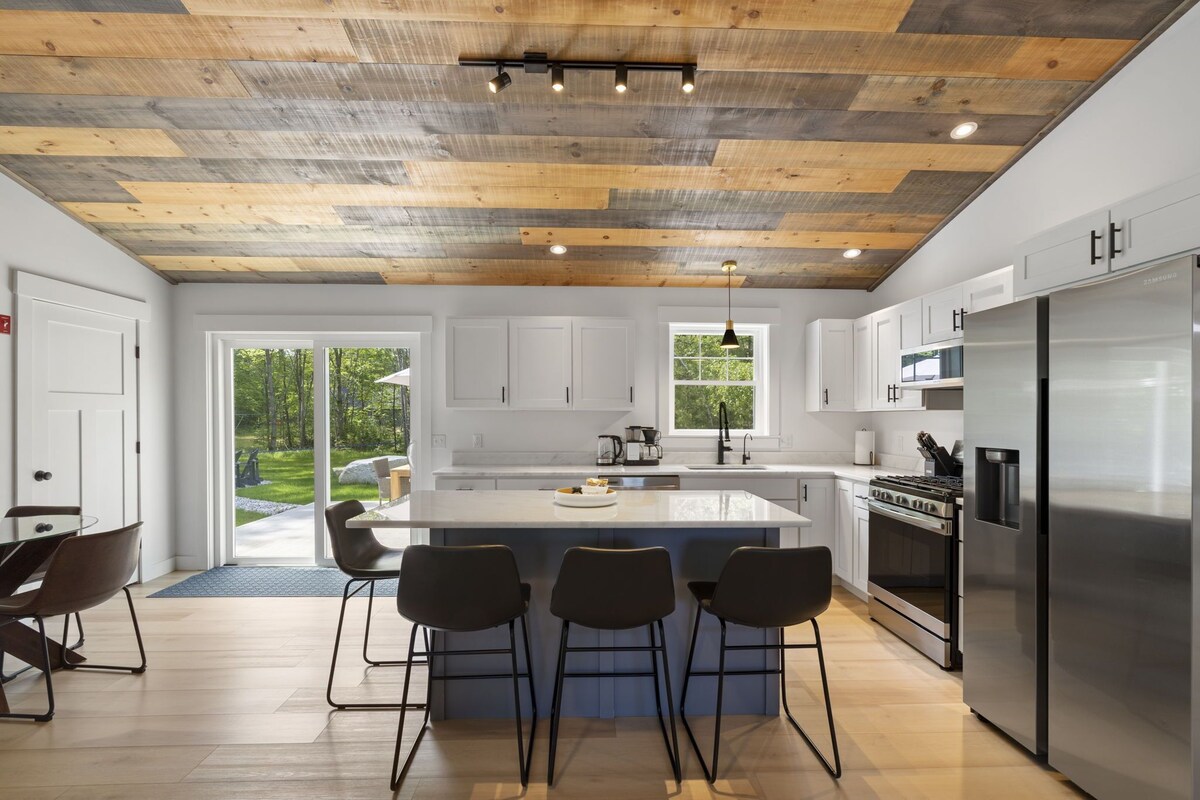 Modern Mountain Home- Family Friendly Close to Moose Pond / Pleasant Mountain