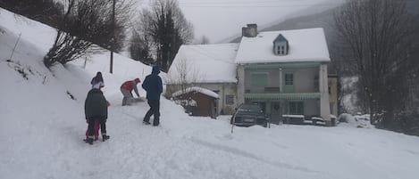 Maisons sous la neige