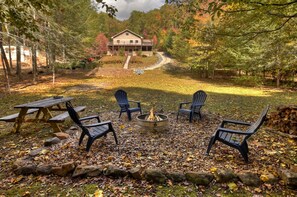 Creek Front tranquility: Enjoy a fireside picnic on our lush lawn. 🔥🌿