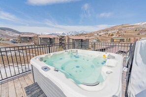 shared hot tub for the building. perfect for post-ski days! sweeping views
