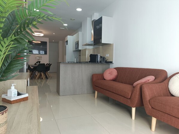 Salón (Smart Tv 58"  y aire acondicionado), vista general planta baja de la casa