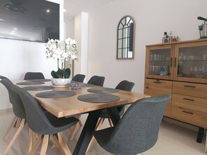 Comedor con Smart Tv 75" y sillas giratorias.