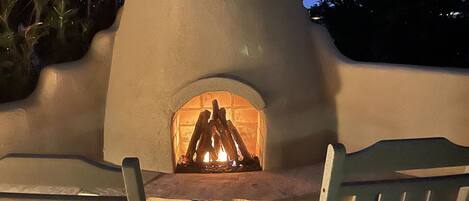 Beautiful and romantic outdoor Kiva.  Gas log. Outdoor BBQ with separate burner