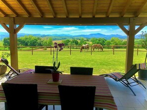 VUE PANORAMIQUE DEPUIS LA TERRASSE DU GITE LA BERGERIE