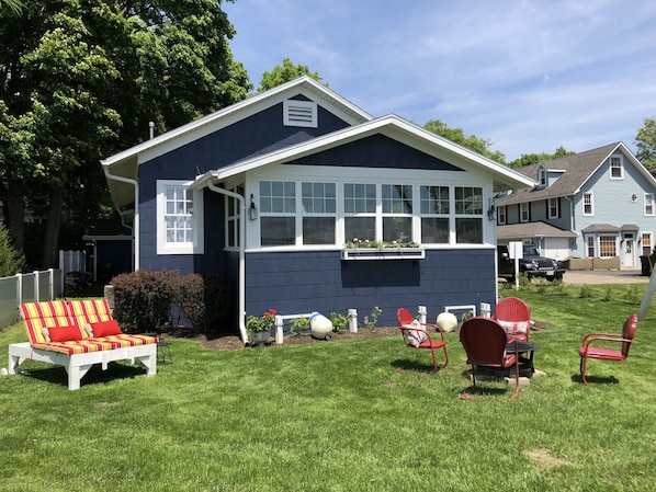 15 steps from the shoreline! The closest house to the water on the lake! 