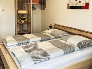 Meubles, Lit, Chambre, Bois, Literie, Design Intérieur, Drap De Lit, Cadre De Lit, Sol, Sol