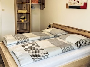 Meubles, Lit, Chambre, Bois, Literie, Design Intérieur, Drap De Lit, Cadre De Lit, Sol, Sol