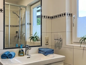 Salle De Bains, Luminaire Plomberie, Lavabo, Design Intérieur, Évier, Robinet, Miroir, Sol, Plomberie, Sol
