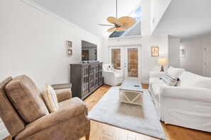 🛋️ Cozy Living Room – HD flatscreen TV for entertainment.