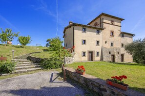 Die Villa mit 3 Wohneinheiten im Inneren und dem umgebenden Rasen