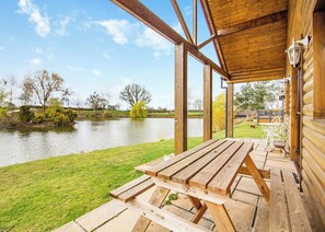 Lakeside Log Cabin - Camper UK Leisure Park, Swinethorpe, Nr Lincoln