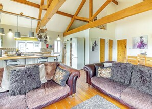 Lakeside Log Cabin - Camper UK Leisure Park, Swinethorpe, Nr Lincoln