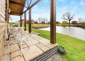 Lakeside Log Cabin - Camper UK Leisure Park, Swinethorpe, Nr Lincoln