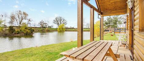 Lakeside Log Cabin - Camper UK Leisure Park, Swinethorpe, Nr Lincoln