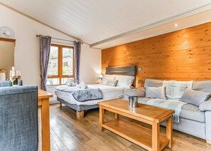 Quail Lodge - Herons Lake Retreat, Caerwys, Flintshire